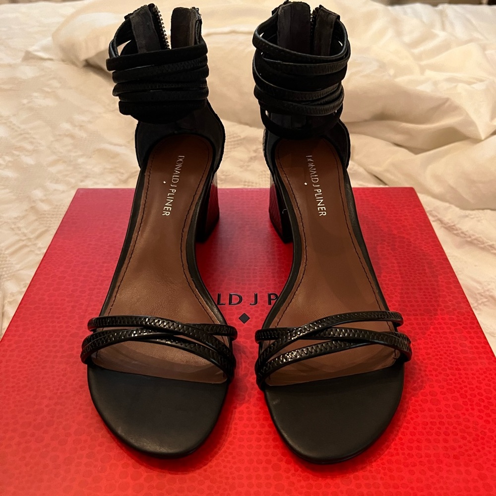 DONALD PLINER, BRAND NEW STRAPPY BLACK SANDALS